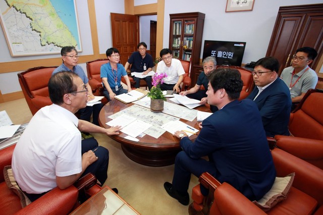 ▲ 2일 최문순 지사(왼쪽)가 일본의 화이트리스트 제외 의결이 결정되자 긴급대책 회의를 갖고 대응방안을 논의하고 있다. 이날 최 지사는 일본 관련 기업 애로사항과 일본 수출규제 대응 비상대책반을 운영하기로 했다.ⓒ강원도