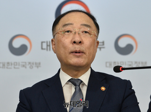 ▲ 홍남기 부총리 겸 기획부장관이 2일 오후 서울 종로구 서울정부청사에서 일본 정부의 화이트리스트 한국배제 조치에 따른 관계부처 합동브리핑을 갖고 있다. ⓒ박성원 기자