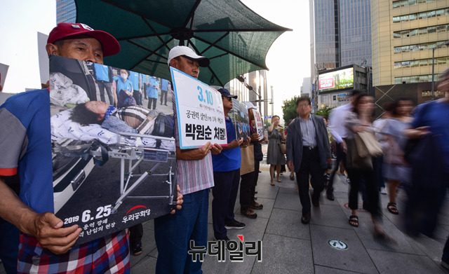 ▲ 지난 7월 광화문에서 피켓을 들고 캠페인을 벌이는 우리공화당 당원들. 우리공화당도 자유우파 진영이다. ⓒ뉴데일리 DB.