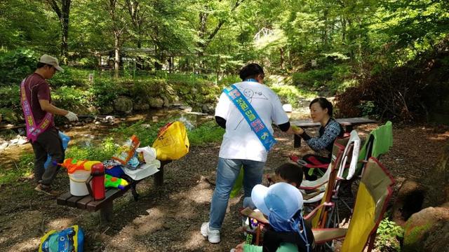 ▲ 칠곡군은 금오동천 및 금화계곡 등 자연유원지와 칠곡보 및 주변 관광지를 찾는 피서객들에게 쾌적한 피서지 환경조성을 위한 홍보캠페인을 전개한다.ⓒ칠곡군