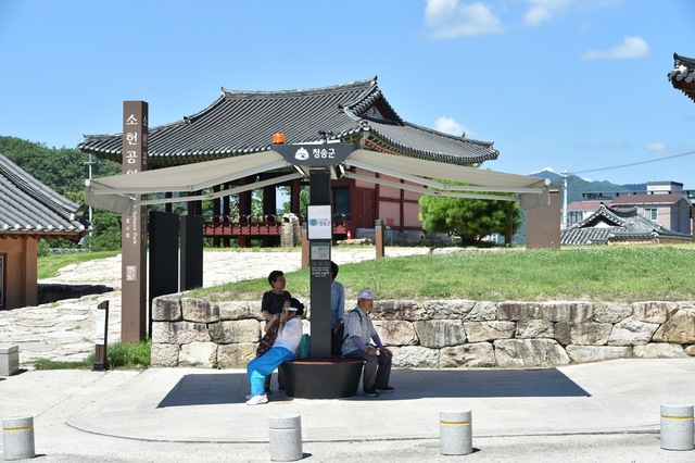 ▲ 소헌공원 입구에 설치된 ‘스마트 그늘막’.ⓒ청송군
