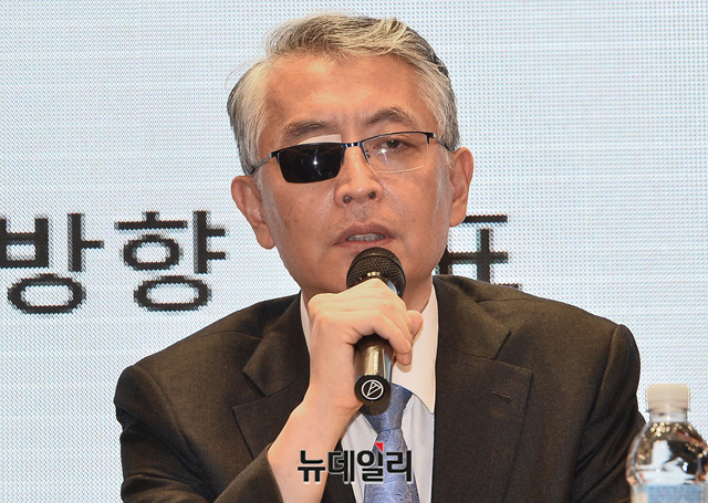 ▲ 문은상 신라젠 대표가 4일 기자회견에서 한쪽 렌즈가 어두운 색의 안경을 쓰고 모습을 드러냈다. ⓒ박성원 기자