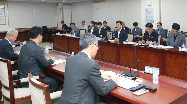 ▲ 허태정 대전시장이 지난 2일 일본 각의의 2차 경제보복이 결정되자 시청에서 경제 5단체장 등과 피해대책 등을 협의하고 있다.ⓒ대전시