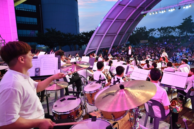 ▲ ‘2019 반려동물을 위한 콘서트’는 다채로운 장르의 음악으로 대중에게 한 발 더 다가서며 동물사랑 대축제의 장으로 변모해 큰 호평을 이끌었다.ⓒ청도군