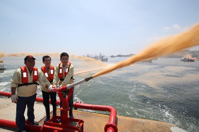 ▲ 이강덕 포항시장(가운데), 서재원 포항시의회 의장(사진 오른쪽), 한창화 경북도의회 농수산위원회 위원(왼쪽)이 2일 장기면 양포항 일원에서 실시된 ‘적조방제 사전 모의훈련’에서 황토를 살포하고 있다.ⓒ포항시