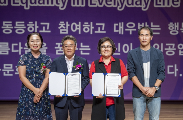 ▲ 김병수 울릉군수(왼쪽 두번째)와 수상자들의 기념 사진 모습.ⓒ울릉군