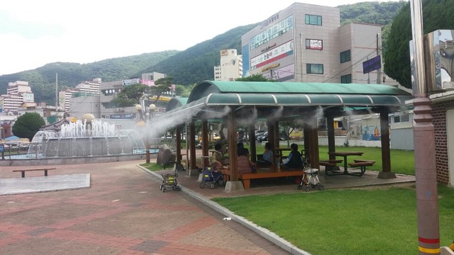 ▲ 바르게 살기공원, 새마을발상지공원에 설치된 쿨링포그.ⓒ청도군