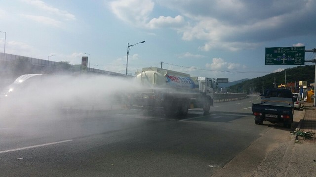 ▲ 청도군은 지난 1일부터 청도읍, 화양읍 시가지 도로를 중심으로 관내 도로 살수작업을 시행했다.ⓒ청도군