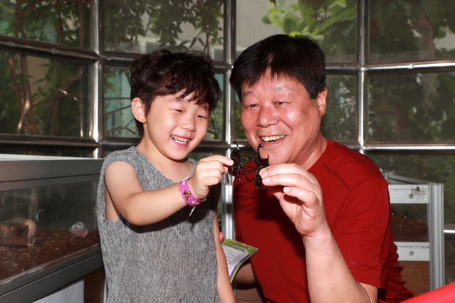 ▲ 곤충의 천적 파충류·양서류 특별전은 살아있는 생물을 보고 만지고 체험하면서 어린이들이 먹이사슬로 인한 자연의 질서와 신비로움을 생동감 넘치게 느끼는 시간이 됐다.ⓒ예천군