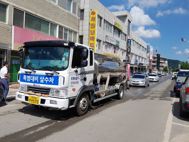 ▲ 영양군이 폭염에 따라 군민들의 체감온도 저감 및 폭염피해예방을 위해 시가지 도로 살수 차량을 가동을 시작했다.ⓒ영양군