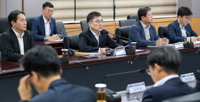 ▲ 손병두 금융위원회 부위원장(가운데)이 5일 정부서울청사에서 '금융상황 점검회의'를 개최하고 일본 수출 규제 영향과 전망을 논의하고 있다. ⓒ 금융위원회