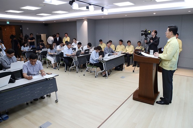 ▲ 양승조 충남도지사가 5일 도청 기자회견장에서 기자회견을 갖고 있다.ⓒ충남도