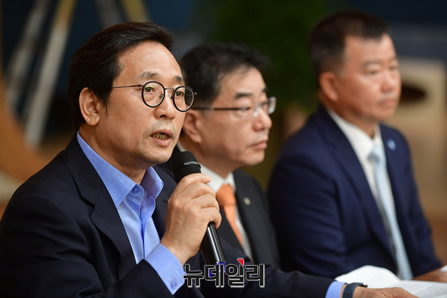 ▲ KBS 소수이사들(서재석·천영식·황우섭)이 5일 오전 9시 20분 서울 KBS 본관 2층 시청자광장에서 