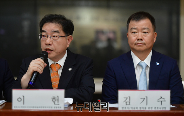 ▲ 이날 기자회견에서 KBS소수이사들을 돕는 공익·공동변호인단을 출범시키겠다는 뜻을 밝힌 이헌(좌) 변호사와 김기수 변호사. ⓒ정상윤 기자