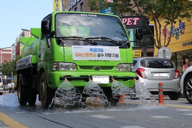 ▲ 대전시 중구 대흥동 상권블럭 살수작업중인 맥키스컴퍼니 지원 살수차량.ⓒ맥키스컴퍼니