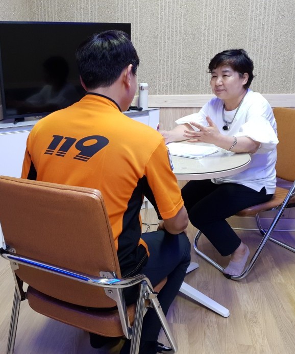 ▲ 김용옥 대전대 산학협력단 전문상담사(오른쪽)가 단양소방서 소방관과 일대일 정신상담을 하고 있다.ⓒ단양소방서