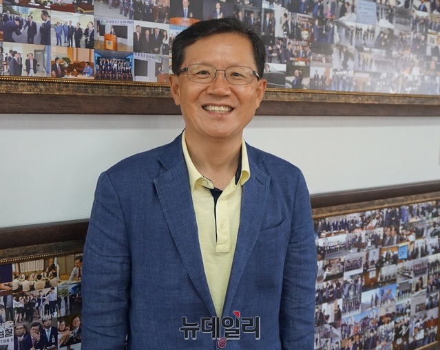 ▲ 윤갑근 전 대구고검장이 청주 변호사 사무실에서 자신의 검찰에서 활동한 모습을 담은 사진 앞에서 활짝 웃고 있다. ⓒ김정원 기자