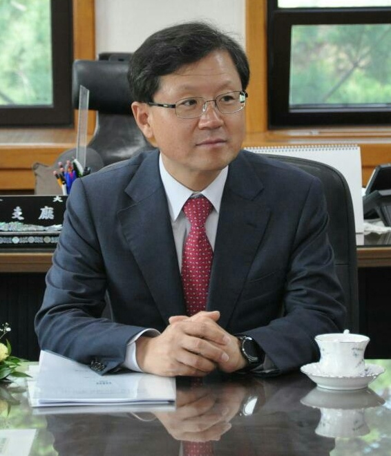 ▲ 윤갑근 전 대구고검장이 고검장 재직할 당시 기자들과의 인터뷰를 하고 있는 모습이다.ⓒ윤갑근 전 대구고검장