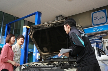 ▲ 삼성화재 자동차보험 가입고객이 정비소에서 차량 점검을 하는 모습.ⓒ삼성화재