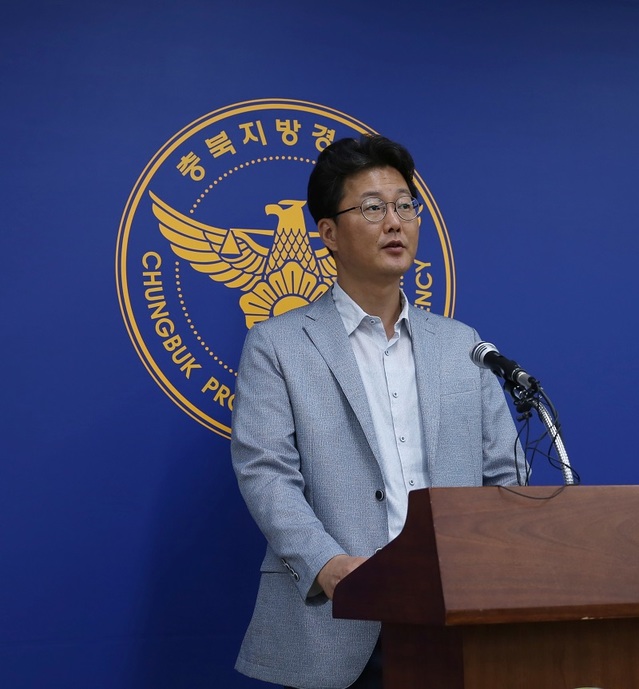 ▲ 실종 11일만에 기적적으로 발견돼 충북대병원에서 치료를 받고 있는 조은누리양 실종사건과 관련해 충북지방경찰청 여성청소년 수사계장 민용기 경정이 실종 경위  등을 기자들에게 밝히고 있다. ⓒ충북지방경찰청