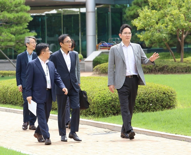 ▲ 오른쪽부터 이재용 부회장, 김기남 DS부문 대표이사 부회장, 백홍주 TSP총괄 부사장, 진교영 메모리사업부장 사장 ⓒ삼성전자