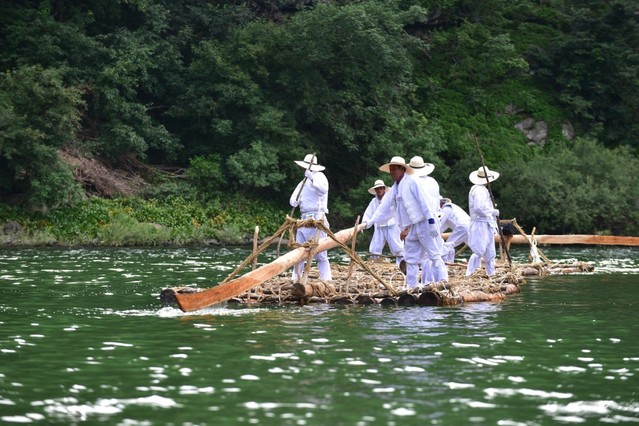 ▲ 지난해 뗏목축제에서 주민들이 동강둔치 일원에서 옛 조상들이 한양까지 목재를 나르던 뗏목시연을 하고 있다.ⓒ영월군