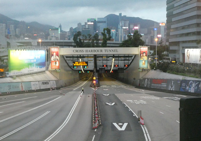 ▲ 3일 시위대에 의해 봉쇄당한 카우룬 지역 홍함(紅磡)과 홍콩섬의 코즈웨이베이(銅鑼灣)를 잇는 크로스하버 터널. 3일부터 5일까지 총 4회 봉쇄당했다.ⓒ허동혁