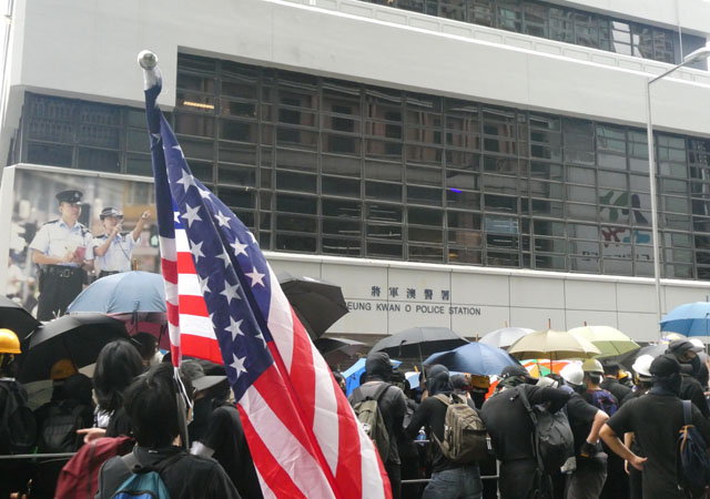 ▲ 청콴오 경찰서 앞에서 항의하는 시위대ⓒ 허동혁
