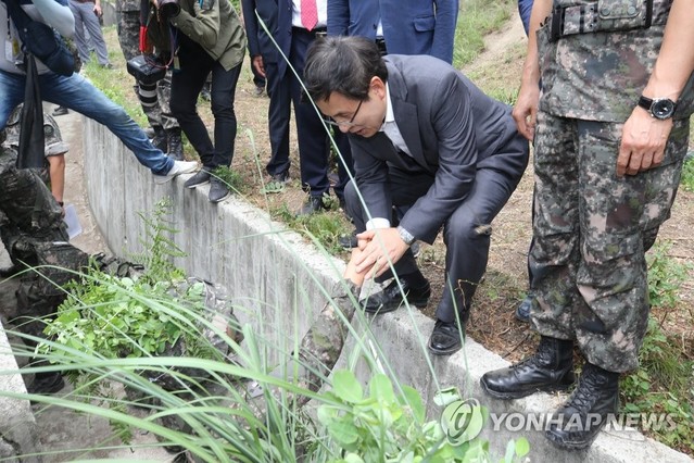 ▲ 황교안 자유한국당 대표가 6일 오후 경북 영천시 육군3사관학교를 방문해 야외훈련장에서 생도들의 훈련을 참관 후 생도들을 격려하고 있는 모습.ⓒ연합뉴스