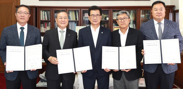 ▲ 충북도는 6일 충북대병원과 한국과학기술원, 한국생명공학연구원, 한국화학연구원과 함께 오송첨복단지 바이오메디컬 융․복합 생태계 조성의 핵심 인프라인 ‘오송 R&BD(사업화연계기술개발)융합형 연구병원 건립’ 협약식을 했다ⓒ충북도