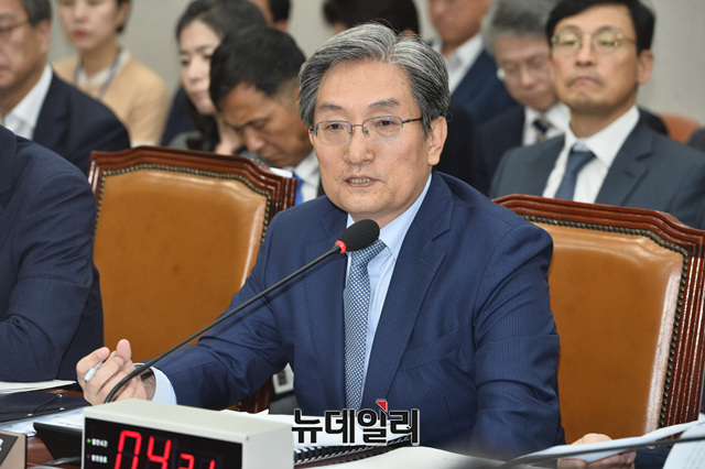▲ 노영민 대통령 비서실장이 4일 국회에서 열린 운영위원회 전체회의에 참석, 위원들의 질의를 듣고 있다.ⓒ연합뉴스