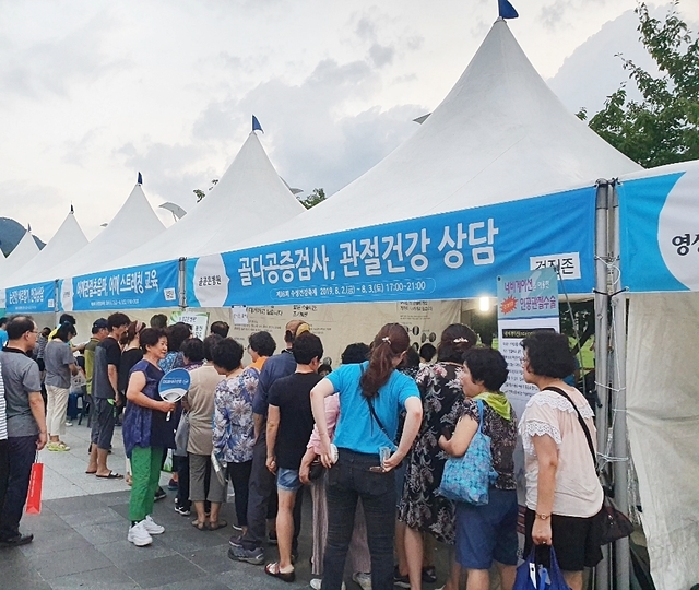 ▲ 수성건강축제에 마련된 테마별 건강체험관을 주민들이 이용하고 있다.ⓒ수성구