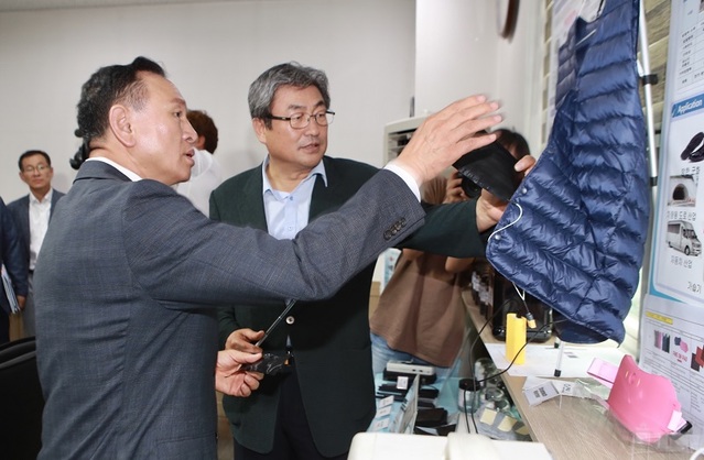 ▲ 구본영 천안시장이 7일 주식회사 씨엔티솔루션을 방문해 대표이사 등 임직원들과 소통하며 기업의 애로사항을 청취하며  의견을 나누고 있다.ⓒ천안시