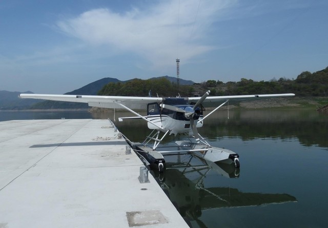 ▲ 8일부터 수상비행 첫 운항에 들어가는 (주)NF에어 항공사 4인승 '세스나  T-206H’가 충북 제천 청풍호 이륙장에 출발을 기다리고 있다. 이 항공사는 올해말까지 10인승 1대를 추가로 도입해 운항할 예정이다.ⓒ제천시