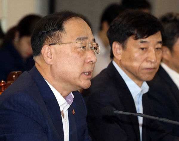 ▲ 홍남기 경제부총리 겸 기획재정부 장관이 7일 오전 서울 중구 은행회관에서 열린 긴급 거시경제 금융회의에서 발언하고 있다. ⓒ 연합뉴스
