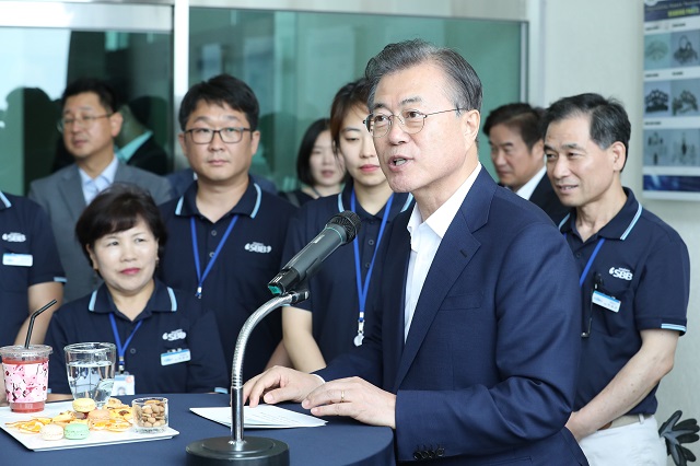 ▲ 문재인 대통령이 7일 경기 김포 부품·소재기업인 (주)에스비비테크를 방문해 직원들과 간담회를 하고 있다. 이날 간담회에는 직원격려를 위해 청와대에서 다과를 준비했다. ⓒ뉴시스