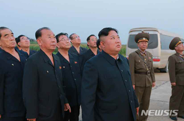 ▲ 법조계는 북한이 최근 헌법 개정을 통해 삭제한 3조가 인간의 존엄성을 불완전하게나마 보장한다고 봤다. 그러나  4월 개정을 통해 삭제되면서 김일성-김정일-김정은 체제의 '주체사상'만을 강조하게 됐다고 우려의 목소리를 낸다. ⓒ뉴시스