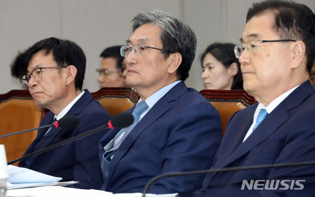 ▲ 지난 6일 국회 운영위에 출석한 김상조 청와대 정책실장, 노영민 대통령 비서실장, 정의용 국가안보실장. ⓒ뉴시스. 무단전재 및 재배포 금지.