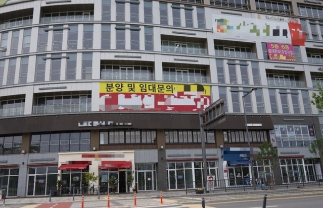 ▲ 세종 신도심에는 오래전부터 많은 상가가 텅텅 비어 있어 ‘유령상가’라는 별칭이 붙고 있다. 그러나 임대비를 몇달씩 갂아줘도 임대할 사람이 없어 건물주들이 전전긍긍하고 있다.ⓒ독자 제공