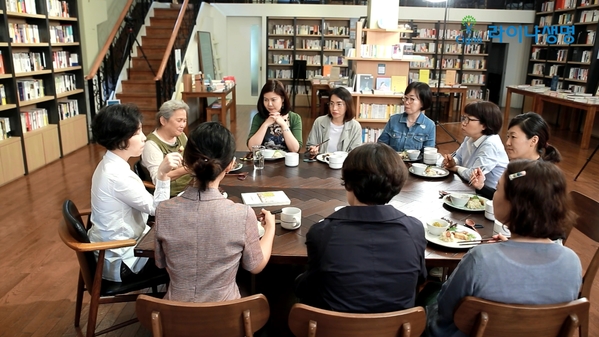 ▲ 라이나생명의 유튜브 콘텐츠 '성어지수' 자연요리연구가 문성희편 촬영장면ⓒ라이나생명