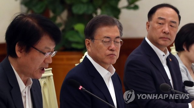 ▲ 문재인 대통령이 8일 오전 청와대에서 열린 국민경제자문회의에서 이제민 자문회의 부의장의 인사말을 듣던 중 잠시 눈을 감고 있다. 오른쪽은 홍남기 경제부총리. ⓒ연합뉴스