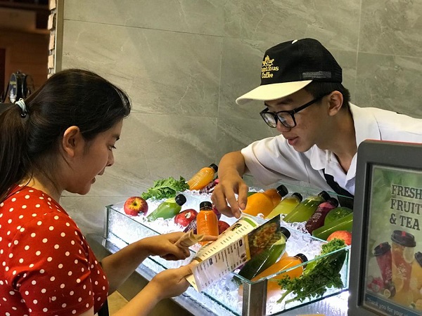 ▲ 매장 중앙의 공개형 ‘주스 바(Juice Bar)’의 모습. 선반에는 동남아에서만 볼 수 있는 열대 과일들과 이를 이용해 매장에서 직접 만든 주스들이 형형색색 놓여 있었다. 직원은 신선함을 유지하기 위해 주스 사이에 얼음을 꾸준히 채워 넣었다. ⓒ롯데지알에스
