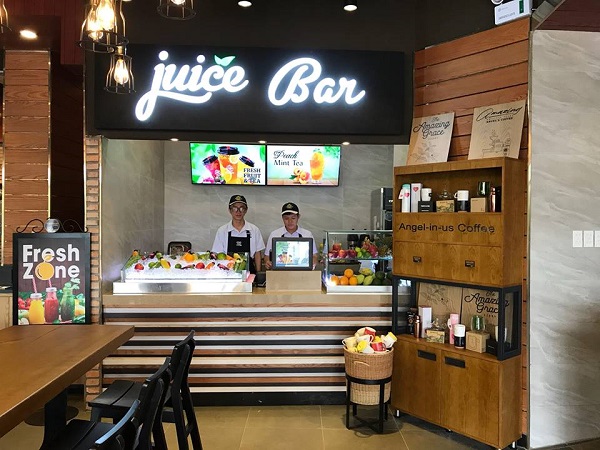 ▲ 매장 중앙의 공개형 ‘주스 바(Juice Bar)’의 모습. 선반에는 동남아에서만 볼 수 있는 열대 과일들과 이를 이용해 매장에서 직접 만든 주스들이 형형색색 놓여 있었다. 직원은 신선함을 유지하기 위해 주스 사이에 얼음을 꾸준히 채워 넣었다. ⓒ롯데지알에스