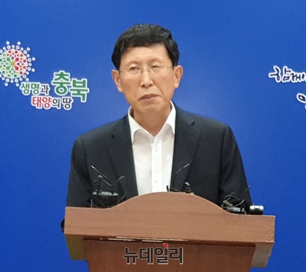 ▲ 권석규 충북도 재난안전실장이 8일 브리핑룸에서 제천화재 참사 관련 충북도의 협상 중단을 발표하고 있다.ⓒ박근주 기자