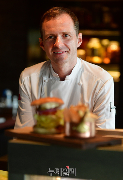 ▲ 마틴 샤토우 총주방장이 선보인 그랜드하얏트서울의 '비욘드 버거' ⓒ정상윤