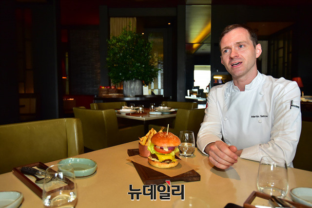 ▲ 비욘드버거 설명하는 마틴 사토우(Martin Satow) 총주방장 ⓒ정상윤