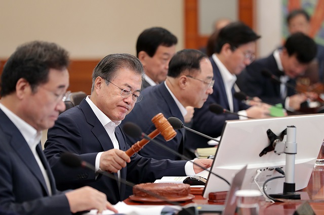 ▲ 청와대에서 국무회의를 주재하고 있는 문재인 대통령. ⓒ청와대