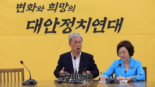 ▲ 8일 오전 민주평화당 소속 유성엽·장정숙 의원이 국회에서 기자회견을 열고 있다.ⓒ이종현 기자