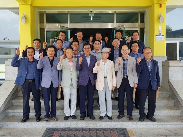 ▲ 선산출장소는 8일 소장실에서 이정희 초대 선산출장소장 등 역대 출장소장 13명이 참석한 가운데 농업·농촌 발전을 위한 간담회를 가졌다.ⓒ구미시