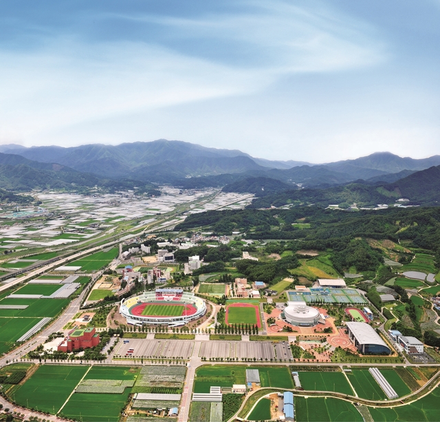 ▲ 김천에서 ‘제44회 KBS배 전국리듬체조대회 겸 제46회 문체부장관기 체조대회 및 전국대학일반체조선수권대회’가 10일부터 19일까지 10일간 실내체육관에서 열린다.ⓒ김천시